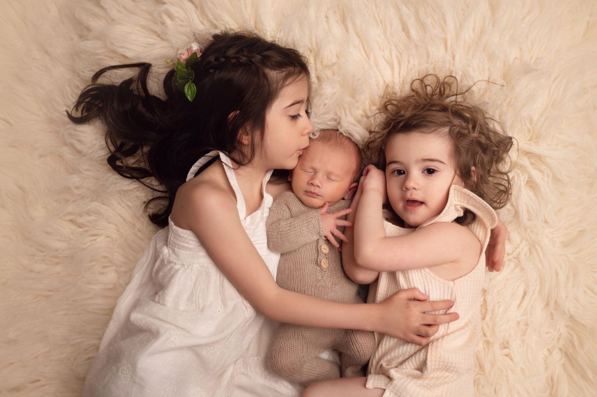 Galerie-Photo-nouveau-ne-famille-couverture-beige-soeurs